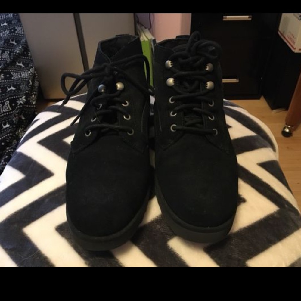 Bethany uggs! Only worn once !